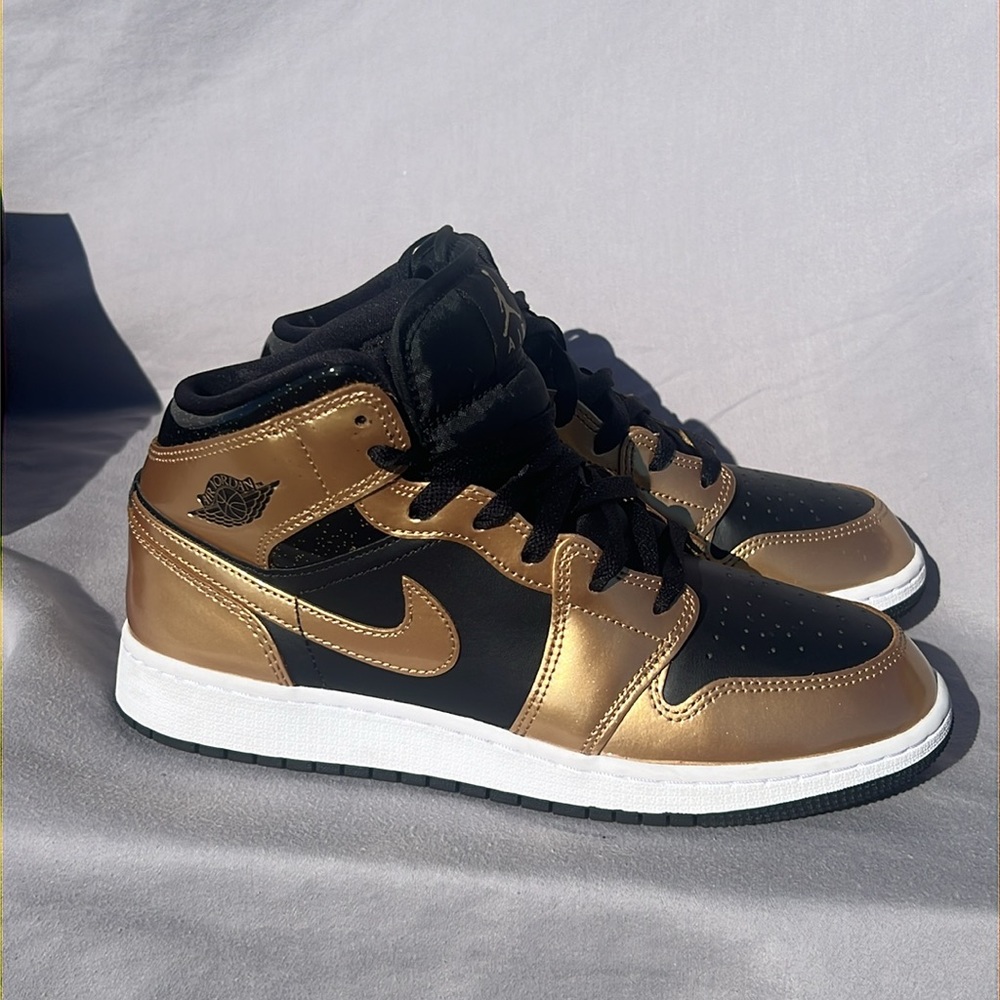 Like New Nike Air Jordan 1 Mid SE (GS) Size 7 Black & Gold Retro Shoes - Picture 7 of 10